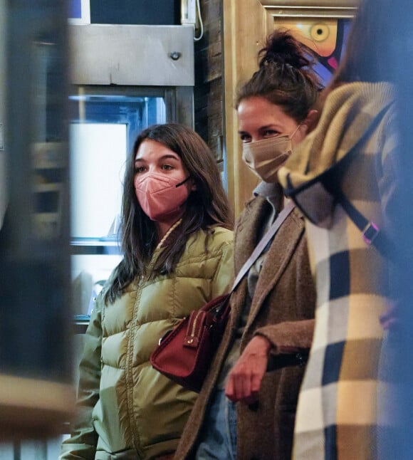 Exclusif - Katie Holmes et sa fille Suri Cruise vont dans une boutique de tatouage et piercing à New York, le 6 mars 2022.