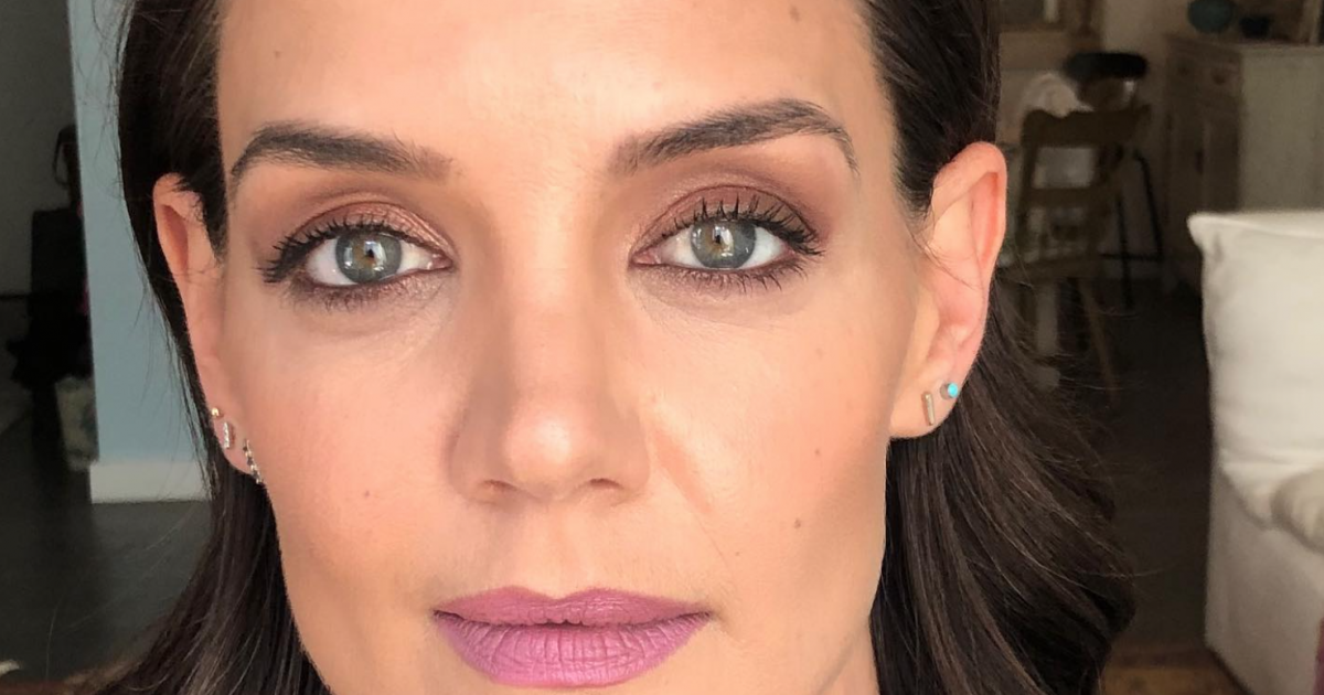 Katie Holmes: Her face transformed, she offers herself a little pleasure