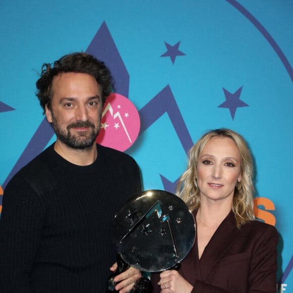 Audrey Lamy et Louis-Julien Petit, Prix d'interprétation féminine au photocall du palmarès de la 25ème édition du Festival international du film de comédie de l'Alpe d'Huez, France, le 22 janvier 2022. © Dominique Jacovides/Bestimage 