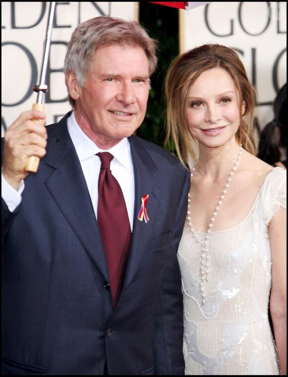 Au côté de sa compagne Calista Flockhart, Harrison Ford est un homme comblé... et ça se voit ! Dans sa robe signée Alberta Ferretti, l'héroïne de Brothers and Sisters était d'une classe folle lors de la cérémonie des Golden Globes le 17 janvier 2010 