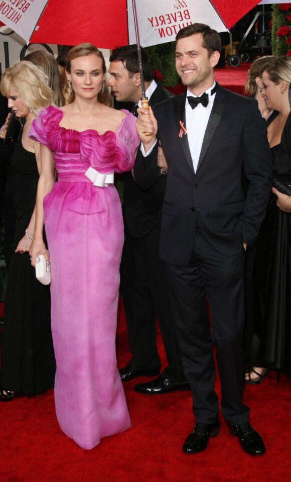 Dans sa robe rose Christian Lacroix, Diane Kruger ressemble à une magnifique fleur et son beau Joshua Jackson ne peut que fondre pour elle... Un couple aussi discret qu'élégantlors de la cérémonie des Golden Globes le 17 janvier 2010