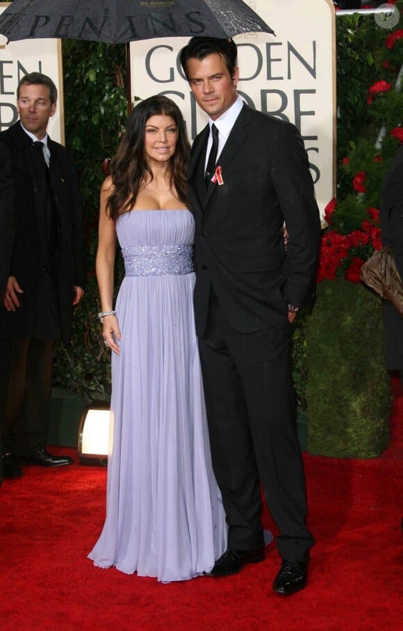 Fergie et son homme, Josh Duhamel étaient terriblement glamour... et soudés ! Fergie et Josh, qui portait un costume griffé Dolce & Gabbana, semblaient plus amoureux que jamais lors de la cérémonie des Golden Globes