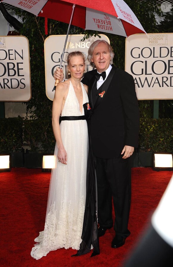 Avatar ayant reçu le Golden Globe du meilleur film, mais aussi celui du meilleur réalisateur, James Cameron était aux anges au côté de son épouse Suzy Amis lors de la cérémonie des Golden Globes le 17 janvier 2010 à Los Angeles