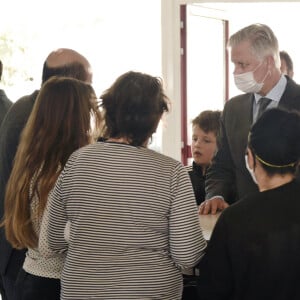 Le roi Philippe et la reine Mathilde de Belgique visitent le centre d'accueil d'urgence, ouvert pour les réfugiés ukrainiens à Bruxelles, en présence du Secrétaire d'Etat, Sammy Mahdi. Le 9 mars 2022. 