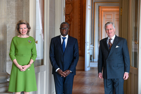 Le docteur Denis Mukwenge reçu par le roi Philippe et la reine Mathilde de Belgique au Château de Laeken à Bruxelles. Le 5 mars 2022 