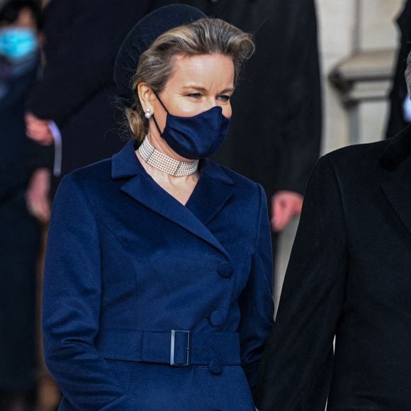 Le roi Philippe de Belgique et la reine Mathilde de Belgique - Les membres de la famille royale de Belgique quittent la messe annuelle à la mémoire des membres décédés de la Famille royale en l'église Notre-Dame de Laeken à Bruxelles, le 17 février 2022. © Frederic Andrieu/Bestimage 