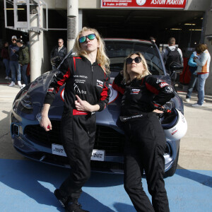 Sylvie Testud et Caroline Vigneaux - 3e édition du challenge automobile "Talon Piste, Woman Charity Racing Challenge" au Circuit Bugatti du Mans. Le 20 mars 2022. © Denis Guignebourg / Bestimage