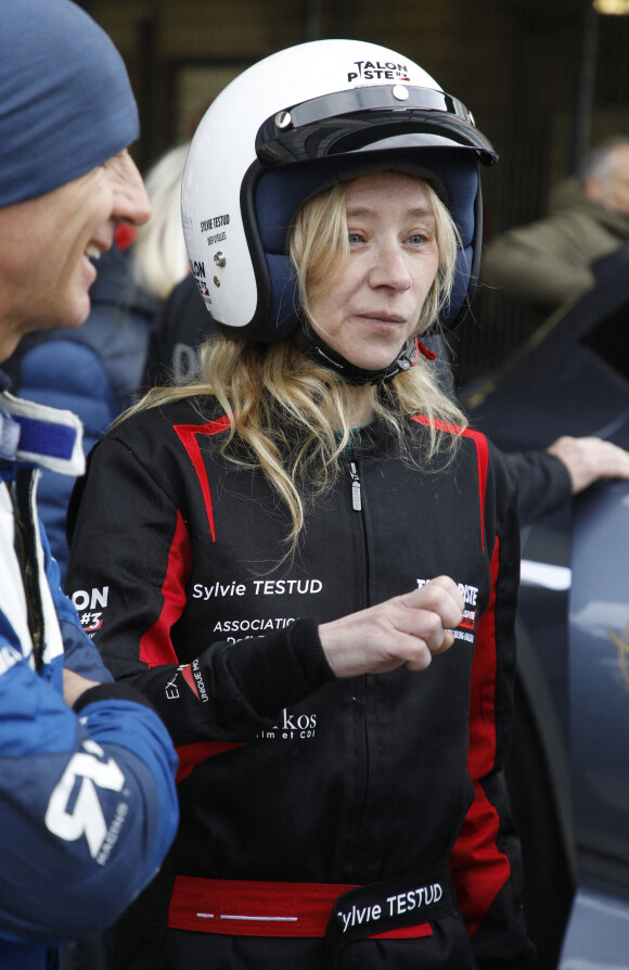 Sylvie Testud - 3e édition du challenge automobile "Talon Piste, Woman Charity Racing Challenge" au Circuit Bugatti du Mans. Le 20 mars 2022. © Denis Guignebourg / Bestimage