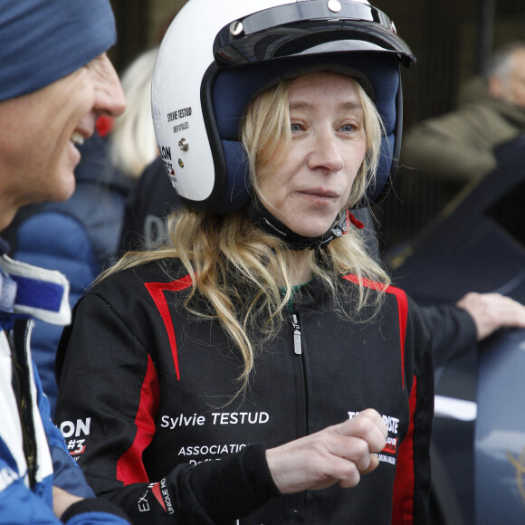 Sylvie Testud - 3e édition du challenge automobile "Talon Piste, Woman Charity Racing Challenge" au Circuit Bugatti du Mans. Le 20 mars 2022. © Denis Guignebourg / Bestimage