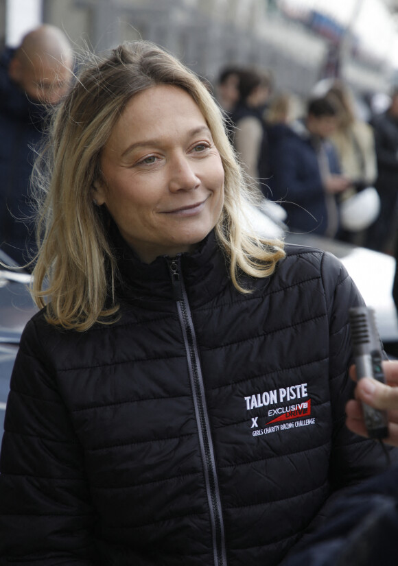Caroline Vigneaux - 3e édition du challenge automobile "Talon Piste, Woman Charity Racing Challenge" au Circuit Bugatti du Mans. Le 20 mars 2022. © Denis Guignebourg / Bestimage