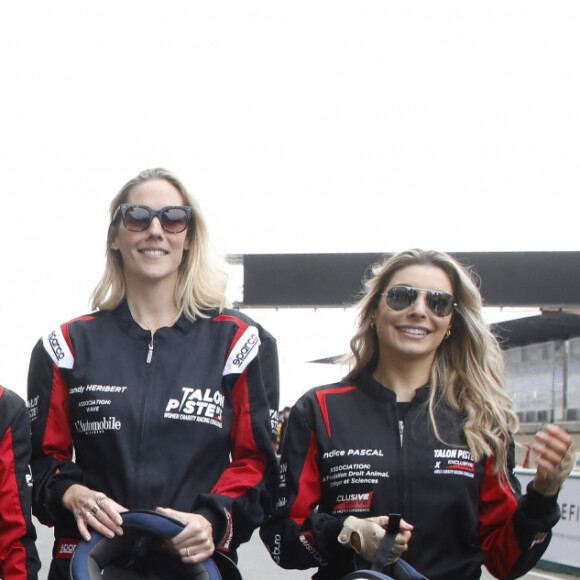Debora Nogueira, Maëva Coucke, Sylvie Testud, Caroline Vigneaux, Sandy Heribert et Candice Pascal - 3e édition du challenge automobile "Talon Piste, Woman Charity Racing Challenge" au Circuit Bugatti du Mans. Le 20 mars 2022. © Denis Guignebourg / Bestimage