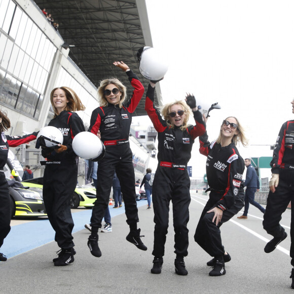 Debora Nogueira, Maëva Coucke, Sylvie Testud, Caroline Vigneaux, Sandy Heribert et Candice Pascal - 3e édition du challenge automobile "Talon Piste, Woman Charity Racing Challenge" au Circuit Bugatti du Mans. Le 20 mars 2022. © Denis Guignebourg / Bestimage