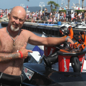 58 flyboardeurs internationaux étaient présents ce dimanche 14 juin 2015, à Cavalaire, pour battre un record du monde détenu par les Etats-Unis. Pari tenu pour Vincent Lagaf' et Francky Zapata, les organisateurs de cette manifestation "Brietling Flyboard Familiy" suivie par des milliers de spectateurs amassés dans le golfe de Saint-Tropez. Un sport en pleine ascension où il ne faut pas relacher la pression...