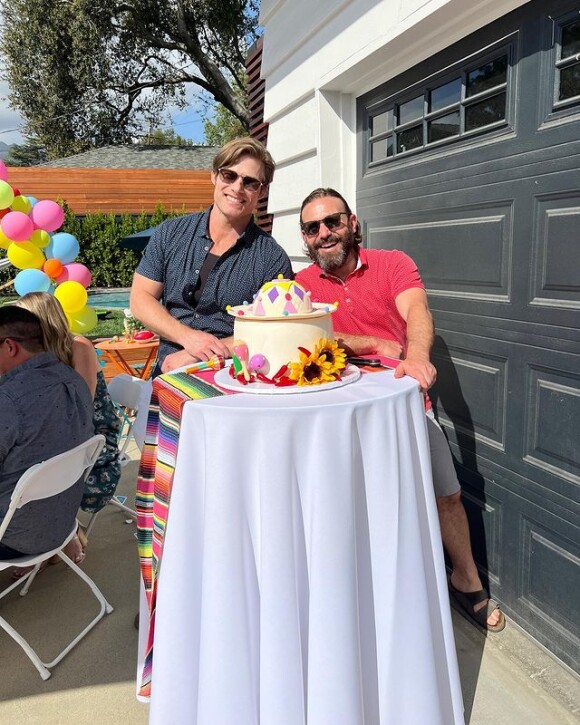 Chris Carmack a partagé la grossesse de sa femme ce lundi avec les photos d'une fête au soleil dans son jardin. @ Instagram / Chris Carmack