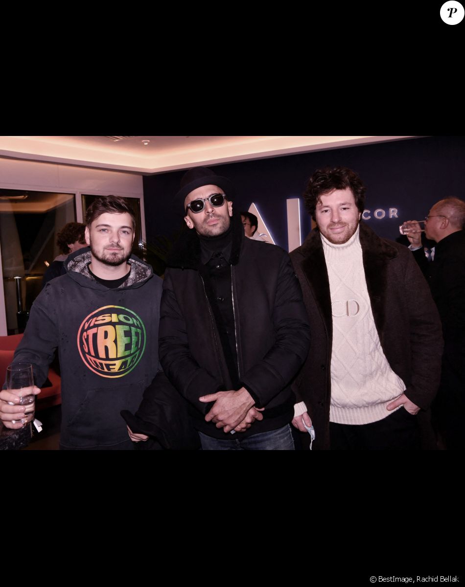 Exclusif - Martin Garrix, l'artiste JR et Jean Imbert dans les loges lors du huitième de finale aller de la Ligue des champions entre le PSG et le Real Madrid au Parc des Princes à Paris le 15 février 2022. © Rachid Bellak/Bestimage