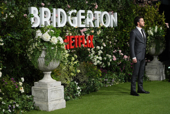 Jonathan Bailey à la première de la saison 2 de la série "Bridgerton" à Londres, le 22 mars 2022. 