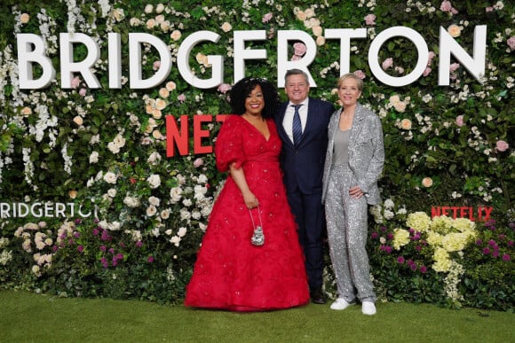 Ted Sarandos, la productrice Shonda Rhimes, Betsy Beers à la première de la saison 2 de la série "Bridgerton" à Londres, le 22 mars 2022. 