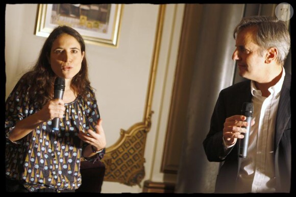 Mazarine Pingeot présente son émission "Le café" à Paris avec son producteur Bernard de la Villardière (19 janvier 2010 - Paris)