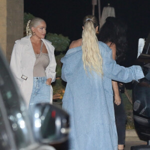 Exclusif - Khloé Kardashian et ses amies Natalie Halcro et Olivia Pierson quittent le restaurant Nobu. Malibu, le 23 mars 2022.