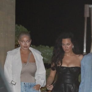 Exclusif - Khloé Kardashian et ses amies Natalie Halcro et Olivia Pierson quittent le restaurant Nobu. Malibu, le 23 mars 2022.
