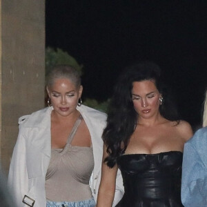 Exclusif - Khloé Kardashian et ses amies Natalie Halcro et Olivia Pierson quittent le restaurant Nobu. Malibu, le 23 mars 2022.