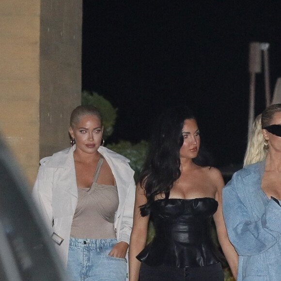 Exclusif - Khloé Kardashian et ses amies Natalie Halcro et Olivia Pierson quittent le restaurant Nobu. Malibu, le 23 mars 2022.
