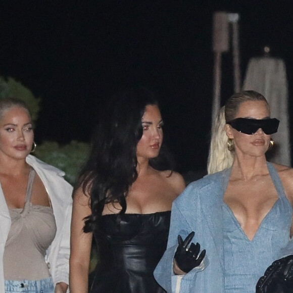 Exclusif - Khloé Kardashian et ses amies Natalie Halcro et Olivia Pierson quittent le restaurant Nobu. Malibu, le 23 mars 2022.