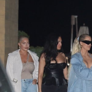 Exclusif - Khloé Kardashian et ses amies Natalie Halcro et Olivia Pierson quittent le restaurant Nobu. Malibu, le 23 mars 2022.