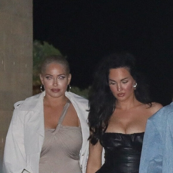 Exclusif - Khloé Kardashian et ses amies Natalie Halcro et Olivia Pierson quittent le restaurant Nobu. Malibu, le 23 mars 2022.