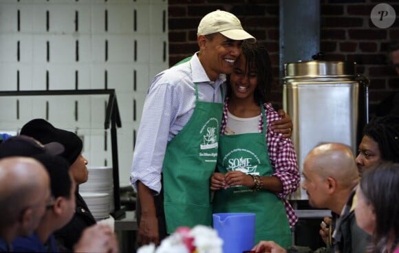 Barack Obama et sa famille ont distribué des plats au plus nécessiteux à Washington le 18 janvier 2010