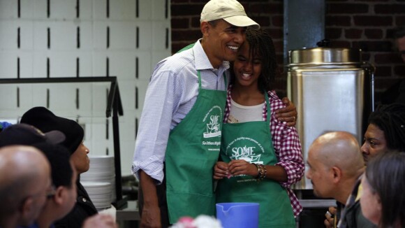 Barack Obama entourée des femmes de sa vie fait le service... en tablier !
