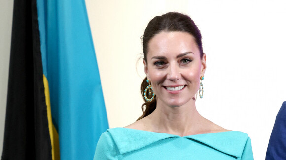 Kate Middleton : Canon aux couleurs des Bahamas pour son arrivée de star avec William !