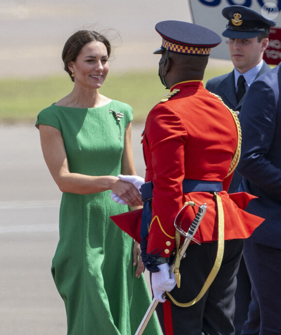 Le prince William, duc de Cambridge, et Catherine (Kate) Middleton, duchesse de Cambridge, quittent la Jamaique depuis l'aéroport international Norman Manley pour se rendre aux Bahamas, dernière étape de leur voyage officiel dans les Caraïbes. Kingston, le 24 mars 2022. 