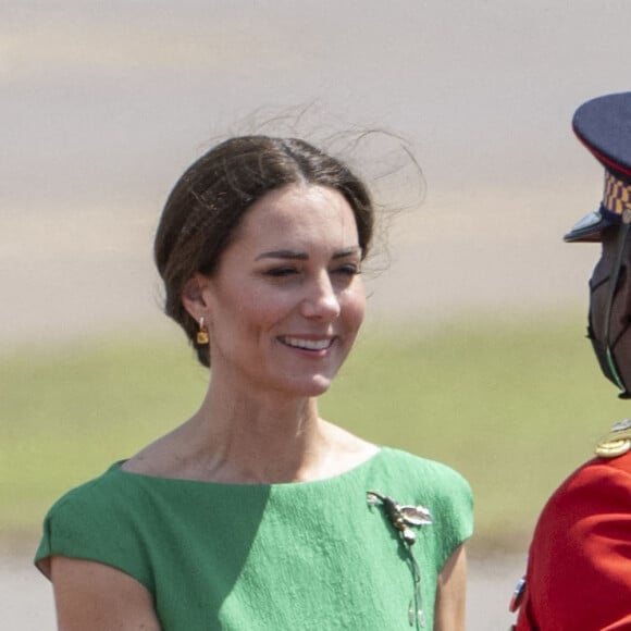 Le prince William, duc de Cambridge, et Catherine (Kate) Middleton, duchesse de Cambridge, quittent la Jamaique depuis l'aéroport international Norman Manley pour se rendre aux Bahamas, dernière étape de leur voyage officiel dans les Caraïbes. Kingston, le 24 mars 2022. 