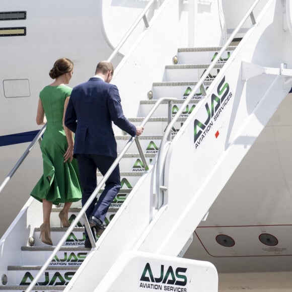 Le prince William, duc de Cambridge, et Catherine (Kate) Middleton, duchesse de Cambridge, quittent la Jamaique depuis l'aéroport international Norman Manley pour se rendre aux Bahamas, dernière étape de leur voyage officiel dans les Caraïbes. Kingston, le 24 mars 2022. 