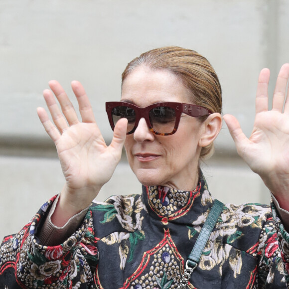 Céline Dion quitte son hôtel le Royal Monceau à Paris pour se rendre à Berlin en Allemagne ou elle donnera un concert au Mercedes-Benz Arena le 23 juillet 2017. 