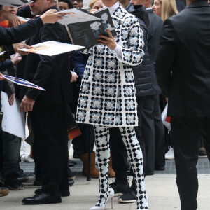 Celine Dion sort de son hôtel pour se rendre à son concert à Long Island dans l'État de New York, le 3 mars 2020 