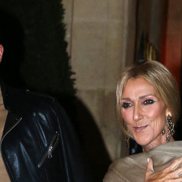 Céline Dion, avec Pepe Munoz, sort de l'hôtel de Crillon à Paris en marge des défilés de la fashion week Haute-Couture printemps-été 2019 le 23 janvier 2019. 