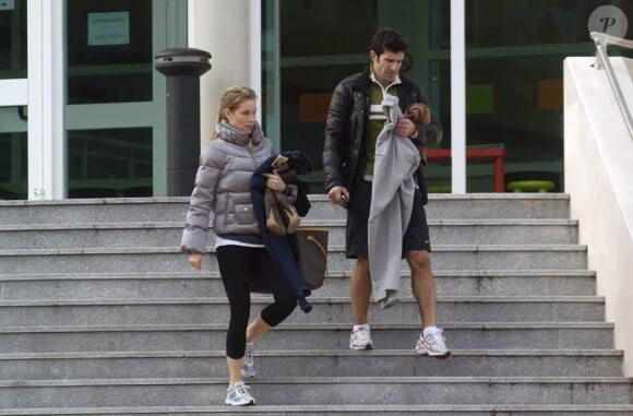 Le champion portugais Luis Figo et sa très jolie femme, à la sortie d'un club de gym, à Madrid, en janvier 2010.