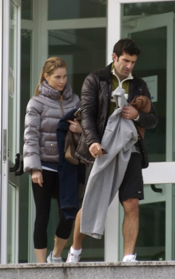 Le champion portugais Luis Figo et sa très jolie femme, à la sortie d'un club de gym, à Madrid, en janvier 2010.