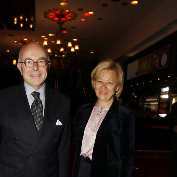 Bernard Cazeneuve et son épouse Veronique - People dans les backstage du concert de A.Chamfort "Dandy Symphonique" au Grand Rex à Paris. Le 23 mars 2022 © Denis Guignebourg / Bestimage 