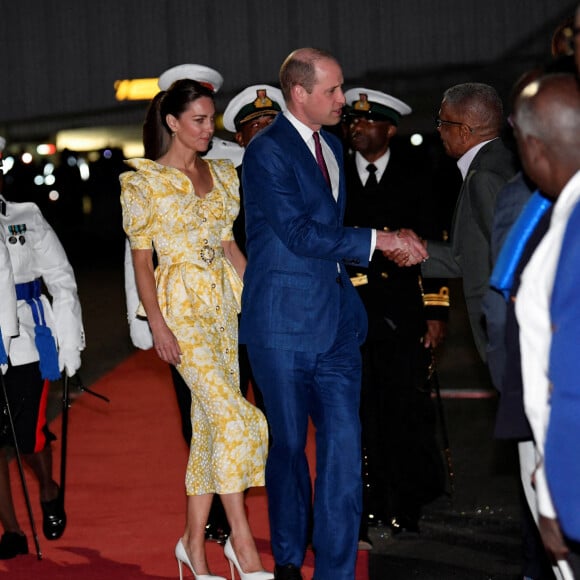 Le prince William, duc de Cambridge, et Catherine (Kate) Middleton, duchesse de Cambridge, quittent les Bahamas depuis l'aéroport international Lynden Pindling. Ce départ marque la fin de leur tournée dans les Caraïbes, au nom de la reine pour célébrer son jubilé de platine. Le 26 mars 2022. 