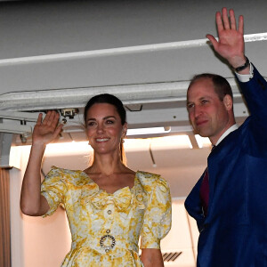 Le prince William, duc de Cambridge, et Catherine (Kate) Middleton, duchesse de Cambridge, quittent les Bahamas depuis l'aéroport international Lynden Pindling. Ce départ marque la fin de leur tournée dans les Caraïbes, au nom de la reine pour célébrer son jubilé de platine. Le 26 mars 2022. 