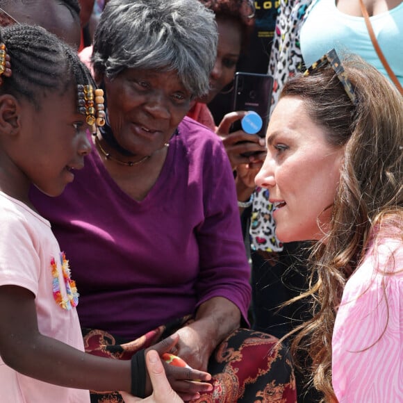 Le prince William, duc de Cambridge, et Catherine (Kate) Middleton, duchesse de Cambridge, visitent "Fish Fry" à Abaco, un lieu de rassemblement culinaire traditionnel des Bahamas qui se trouve sur toutes les îles des Bahamas, le huitième jour de leur tournée dans les Caraïbes au nom de la reine pour marquer son jubilé de platine. Abaco, le 26 mars 2022. 