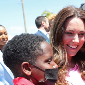 Le prince William, duc de Cambridge, et Catherine (Kate) Middleton, duchesse de Cambridge, visitent "Fish Fry" à Abaco, un lieu de rassemblement culinaire traditionnel des Bahamas qui se trouve sur toutes les îles des Bahamas, le huitième jour de leur tournée dans les Caraïbes au nom de la reine pour marquer son jubilé de platine. Abaco, le 26 mars 2022. 