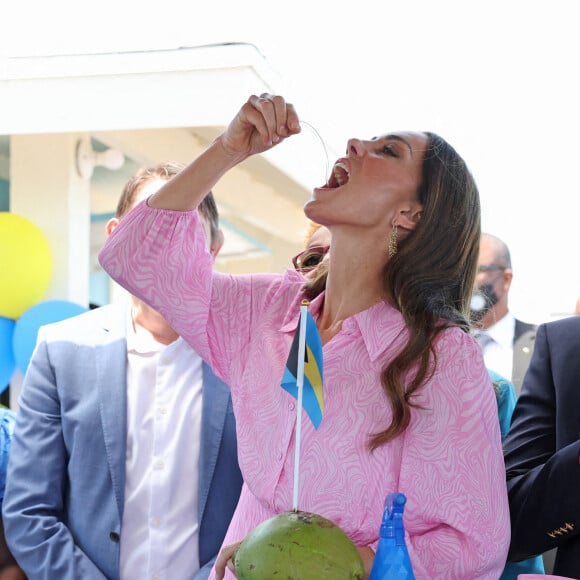 Le prince William, duc de Cambridge, et Catherine (Kate) Middleton, duchesse de Cambridge, visitent "Fish Fry" à Abaco, un lieu de rassemblement culinaire traditionnel des Bahamas qui se trouve sur toutes les îles des Bahamas, le huitième jour de leur tournée dans les Caraïbes au nom de la reine pour marquer son jubilé de platine. Abaco, le 26 mars 2022. 