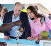 Le prince William, duc de Cambridge, et Catherine (Kate) Middleton, duchesse de Cambridge, visitent "Fish Fry" à Abaco, un lieu de rassemblement culinaire traditionnel des Bahamas qui se trouve sur toutes les îles des Bahamas, le huitième jour de leur tournée dans les Caraïbes au nom de la reine pour marquer son jubilé de platine. Abaco, le 26 mars 2022. 