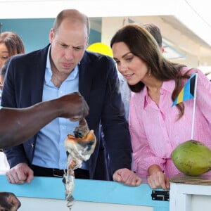 Le prince William, duc de Cambridge, et Catherine (Kate) Middleton, duchesse de Cambridge, visitent "Fish Fry" à Abaco, un lieu de rassemblement culinaire traditionnel des Bahamas qui se trouve sur toutes les îles des Bahamas, le huitième jour de leur tournée dans les Caraïbes au nom de la reine pour marquer son jubilé de platine. Abaco, le 26 mars 2022. 