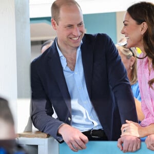 Le prince William, duc de Cambridge, et Catherine (Kate) Middleton, duchesse de Cambridge, visitent "Fish Fry" à Abaco, un lieu de rassemblement culinaire traditionnel des Bahamas qui se trouve sur toutes les îles des Bahamas, le huitième jour de leur tournée dans les Caraïbes au nom de la reine pour marquer son jubilé de platine. Abaco, le 26 mars 2022. 