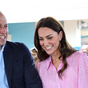 Le prince William, duc de Cambridge, et Catherine (Kate) Middleton, duchesse de Cambridge, visitent "Fish Fry" à Abaco, un lieu de rassemblement culinaire traditionnel des Bahamas qui se trouve sur toutes les îles des Bahamas, le huitième jour de leur tournée dans les Caraïbes au nom de la reine pour marquer son jubilé de platine. Abaco, le 26 mars 2022. 